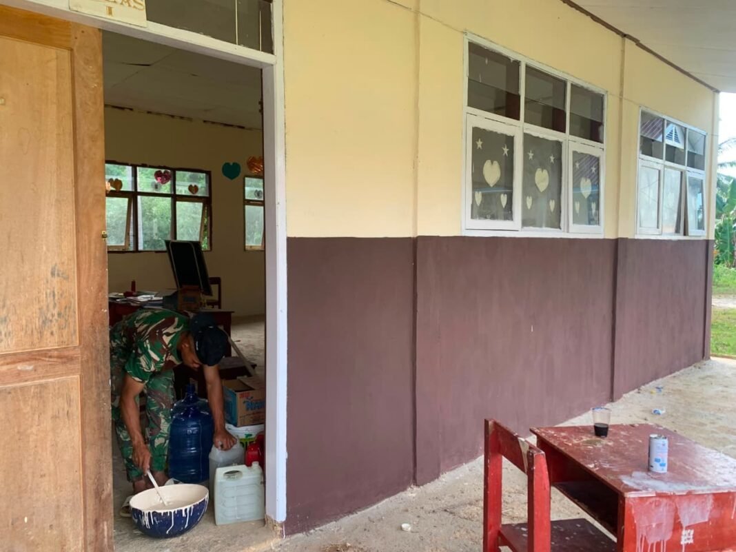 Wakil Satgas TMMD Melanjutkan Pengecatan di SMP Negeri 2 Umbele