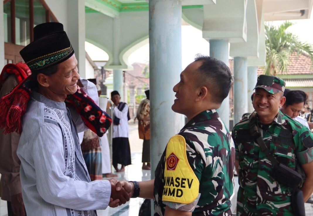 Momen Bersejarah: Tim Wasev TMMD 129 dan Warga Melaksanakan Sholat Bersama
