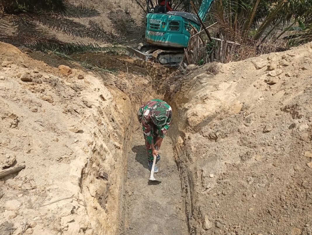 Masyarakat dan Satgas TMMD 129 Kodim 0413/Bangka Bergotong Royong Pemasangan Drainase