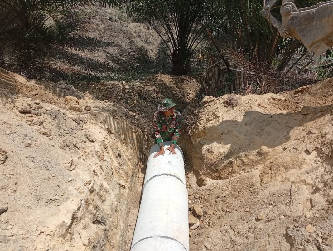 Satgas TMMD 129 Bangka Optimalisasi Drainase untuk Jalan yang Berkualitas