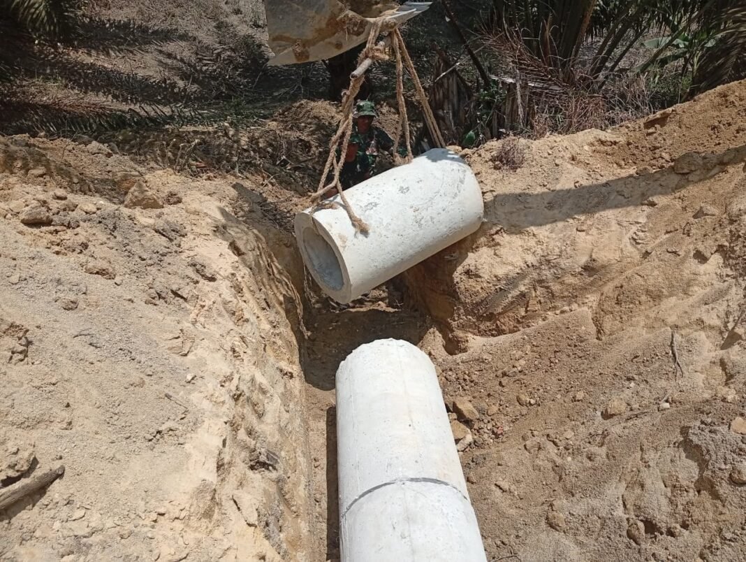 Konstruksi Drainase Jalan TMMD 129 Didorong dengan Alat Berat