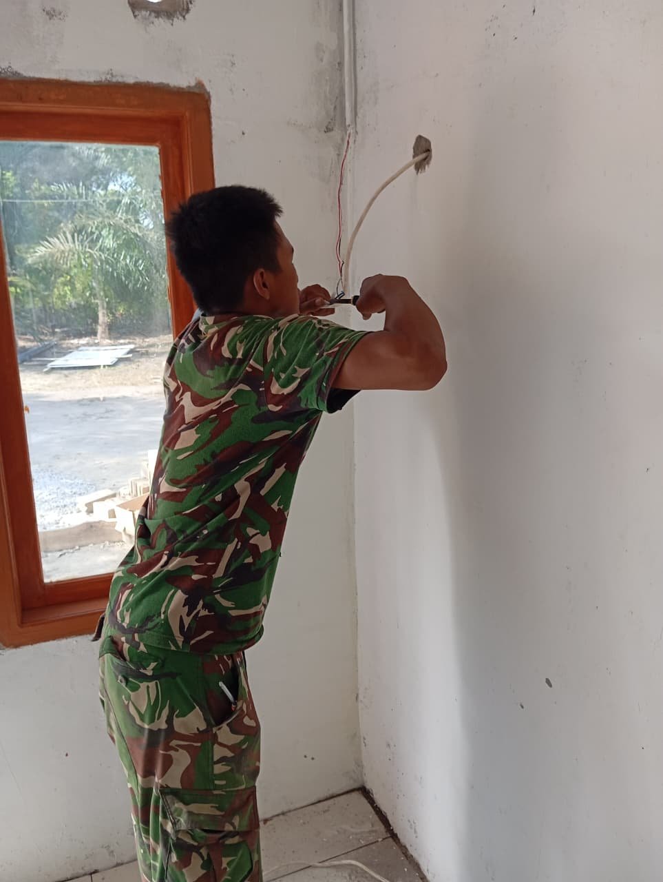 Meningkatkan Kualitas Hidup, TMMD Ke-129 Kodim 0413/Bangka Perhatikan Instalasi Listrik