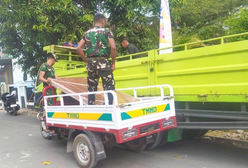 Membangun Harapan: Motor Roda Tiga Satgas TMMD 129 di Kesongo