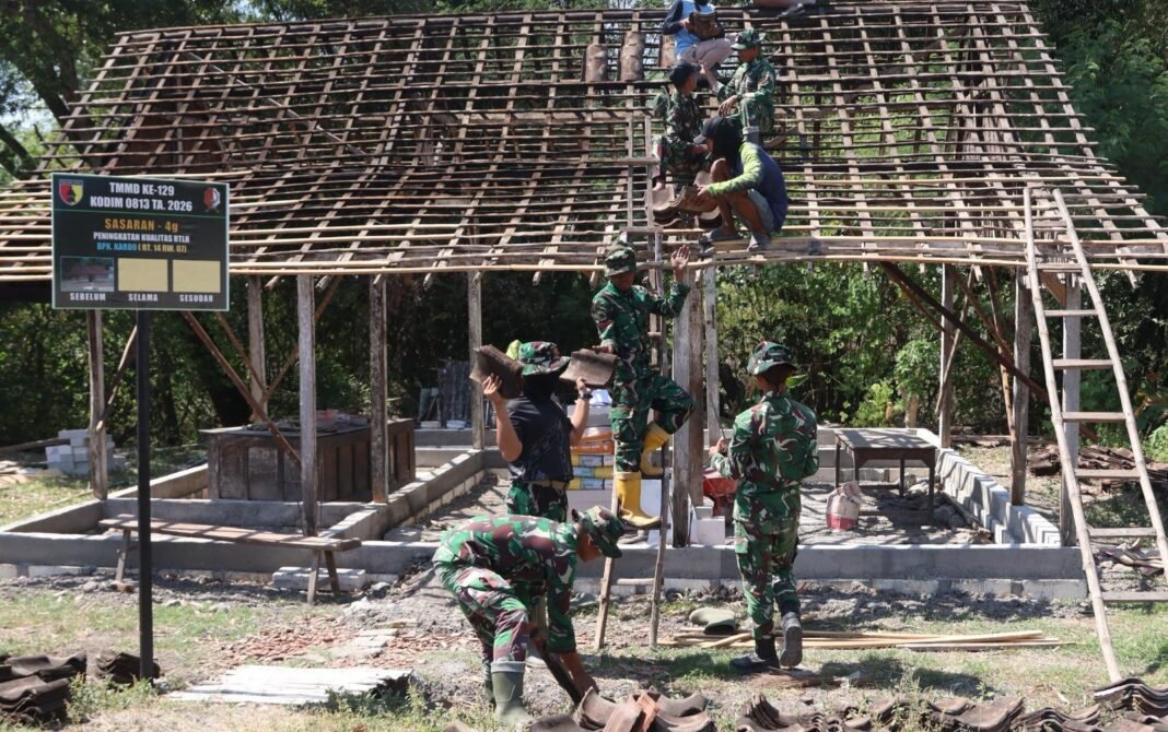 Kolaborasi TNI dan Masyarakat di TMMD 129 untuk Renovasi Rumah Mbah Kardo