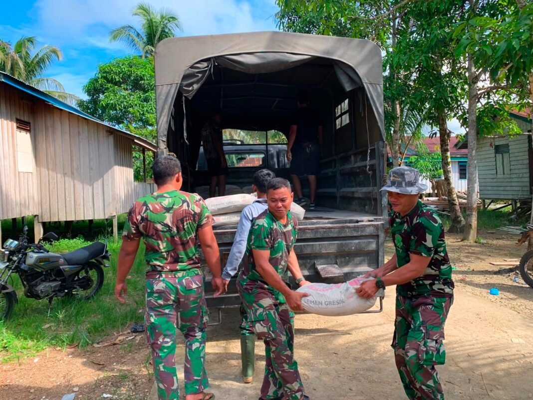 Kegiatan Bergotong Royong antara Satgas TMMD dan Masyarakat Memperkuat Persatuan