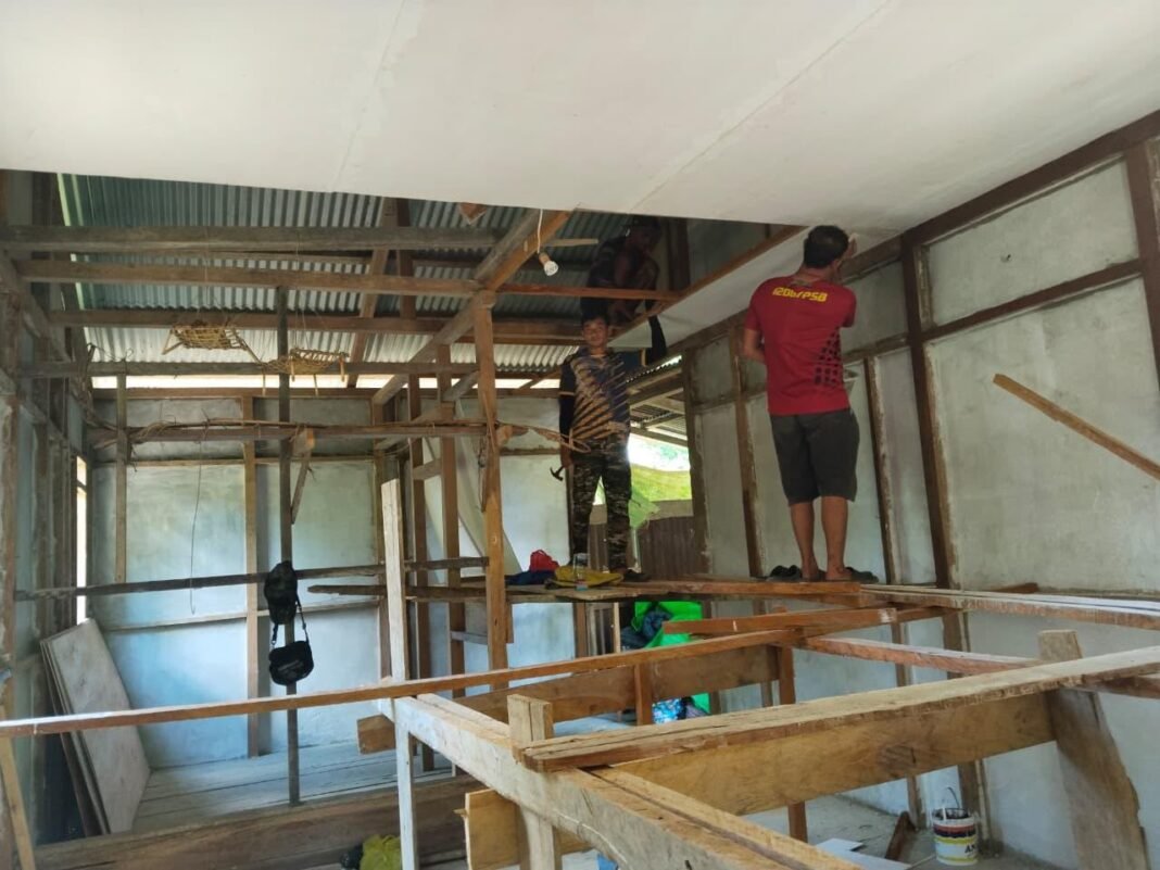 Pemasangan Plafon RTLH oleh Satgas TMMD Kodim 1206/Putussibau, Langkah Menuju Hunian Nyaman
