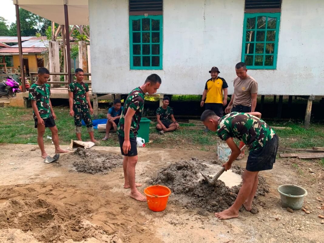 TNI dan Polri Bersinergi Dalam Membangun MCK di Gereja Santo Fransiskus Xaverius