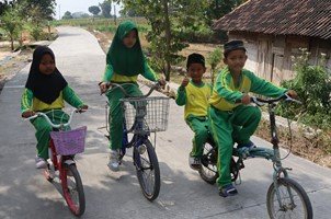 Keceriaan Anak-anak di Kesongo Pasca Pembangunan Jalan Baru