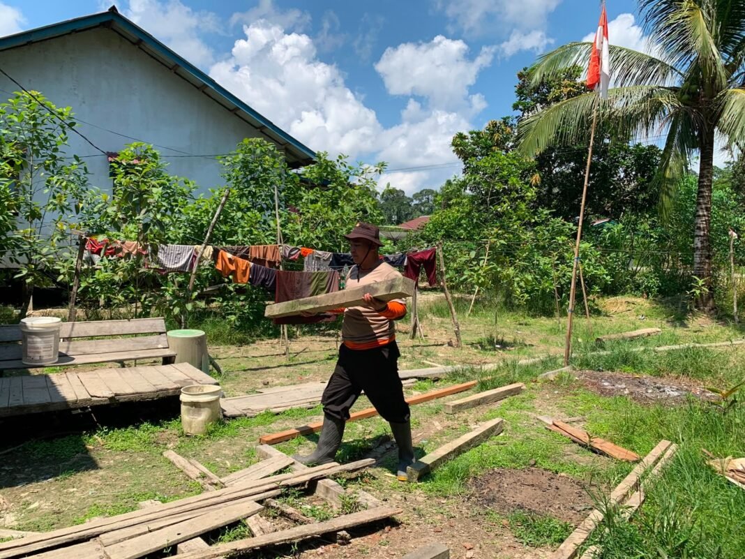 Proses Rehabilitasi RTLH di Embaloh Hulu Melibatkan TNI dan Warga