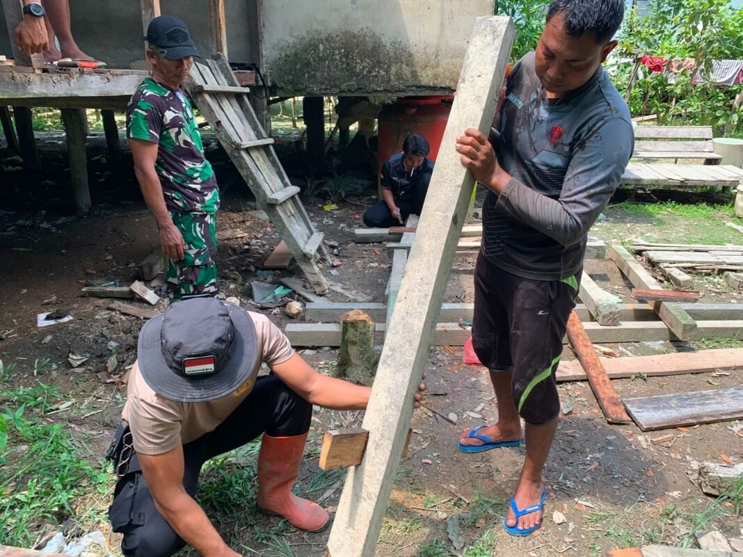 Kegiatan TMMD di Kapuas Hulu: Memperbaiki Rumah, Mengubah Nasib