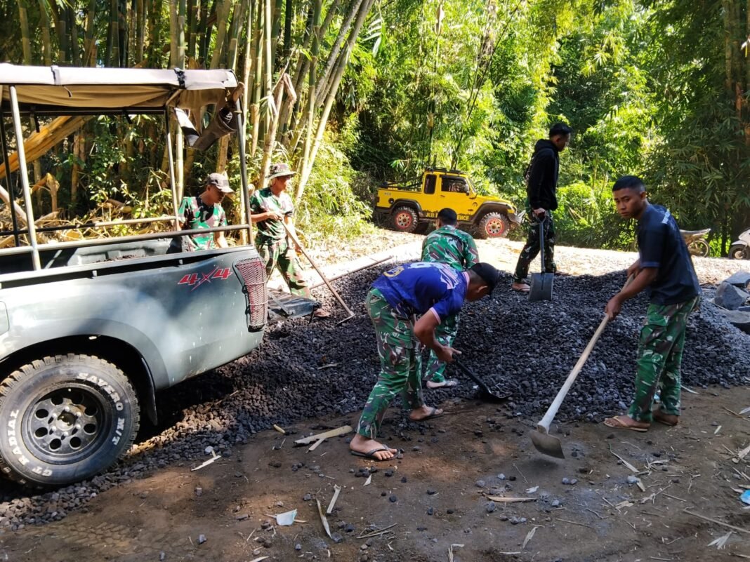 Pelangsiran Material Jadi Kunci Kelancaran Pengerjaan Rabat Beton TMMD Ke-129 Bangli