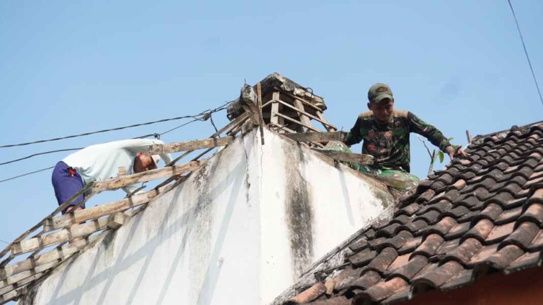 Mendorong Keamanan, Satgas TMMD ke 129 Kodim 0812 Lamongan Perbaiki Pos Kamling yang Lapuk