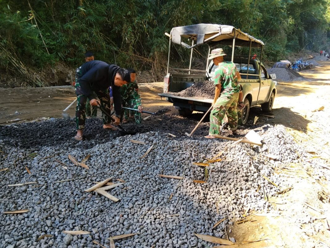 Kolaborasi TNI dan Warga dalam TMMD Ke-129 Kodim 1626/Bangli