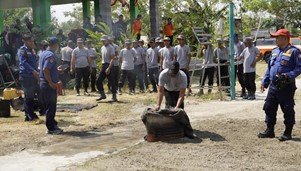 Meningkatkan Kemampuan Satlinmas melalui Pelatihan Kebakaran TMMD 129