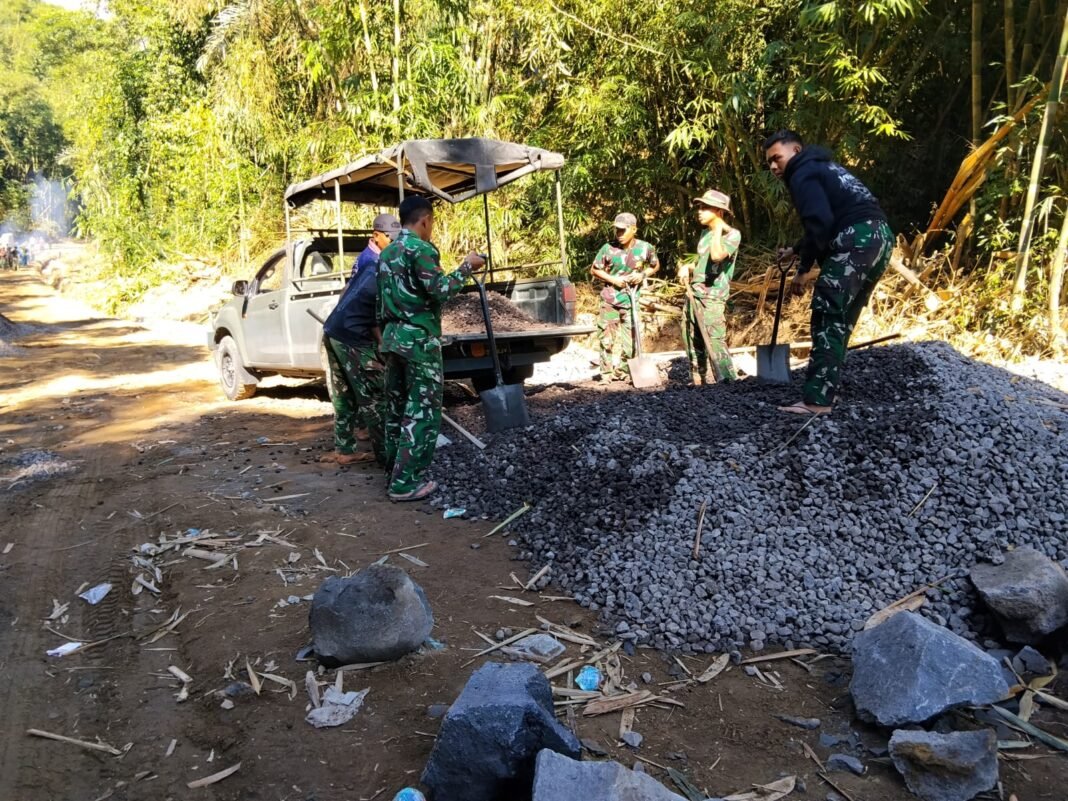 Inspirasi Dari Kesulitan, Satgas TMMD Bangli Tekun Angkut Material