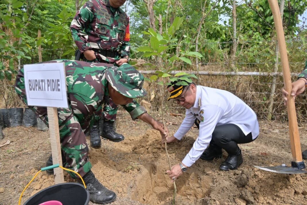 Penanaman Pohon Produktif di TMMD Ke-129 sebagai Komitmen Lingkungan