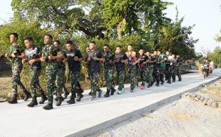 Keseruan Lari Sore Prajurit TNI di Jalan Beton Kedungpandan