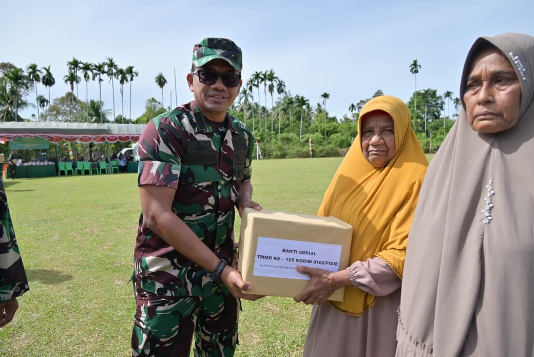 TMMD Ke-129: Waaster Kasdam IM Serahkan Bantuan kepada Warga
