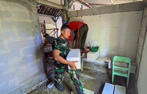 Konaibersamaan TNI dan Warga dalam TMMD 129 Bojonegoro: Renovasi Rumah Koko Margono