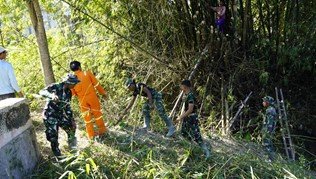 Kegiatan Satgas TMMD 129 Bojonegoro dalam Menjaga Kebersihan Sungai