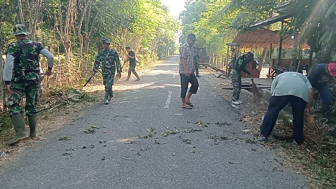 Sinergi TNI dan Masyarakat dalam Kegiatan Jumat Bersih di TMMD ke-129