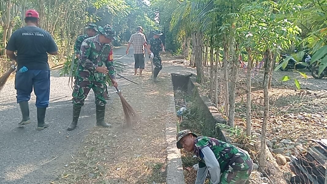 Bersih-Bersih di Lokasi TMMD Ke-129, TNI dan Masyarakat Bersatu