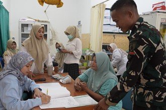 Sinergi TNI dan Nakes dalam Pelayanan Kesehatan di TMMD 129