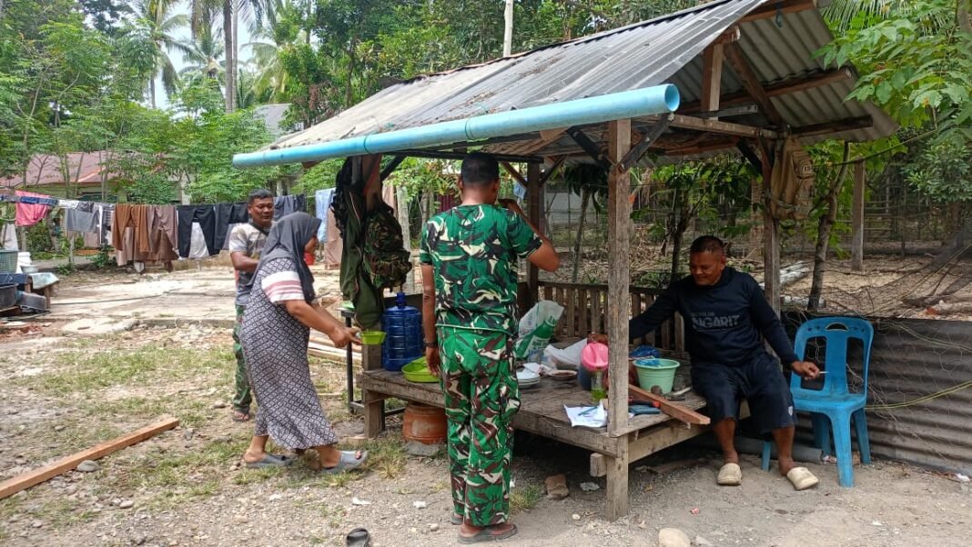 Momen Kebersamaan dengan Secangkir Kopi, Hidangan Sederhana untuk Satgas TMMD