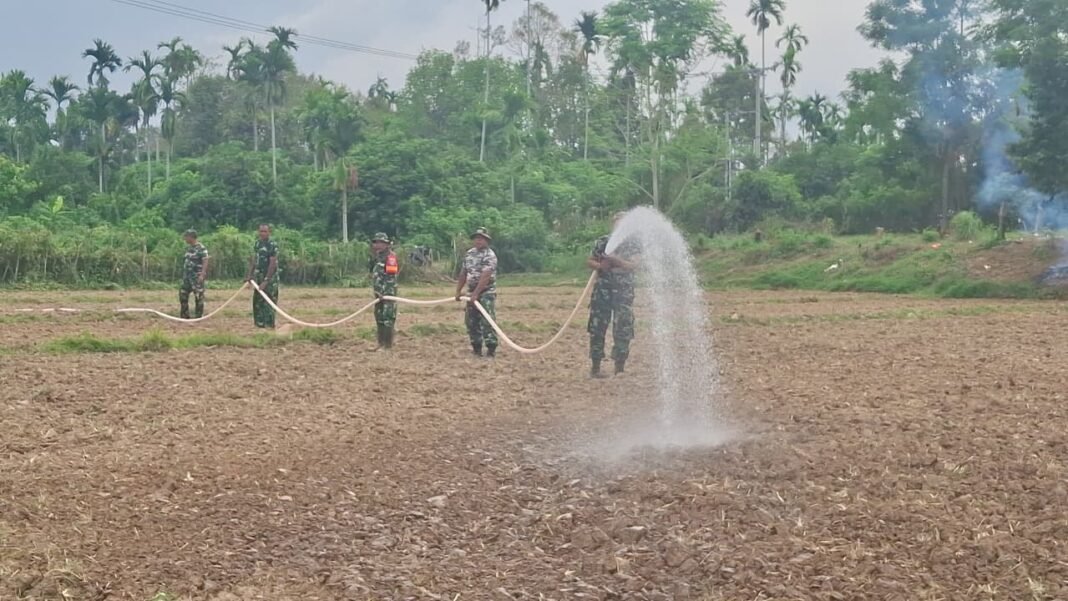 Penyiraman Benih Jagung Oleh Satgas TMMD Ke-129 Kodim 0102/Pidie Menggunakan Armada Damkar