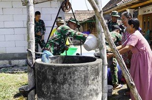 Kepedulian Satgas TMMD 129 Bojonegoro: Air Bersih untuk Warga Krebet