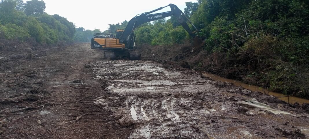 Responsif Terhadap Kebutuhan Masyarakat, Satgas TMMD Lakukan Pembangunan Jalan dan Parit