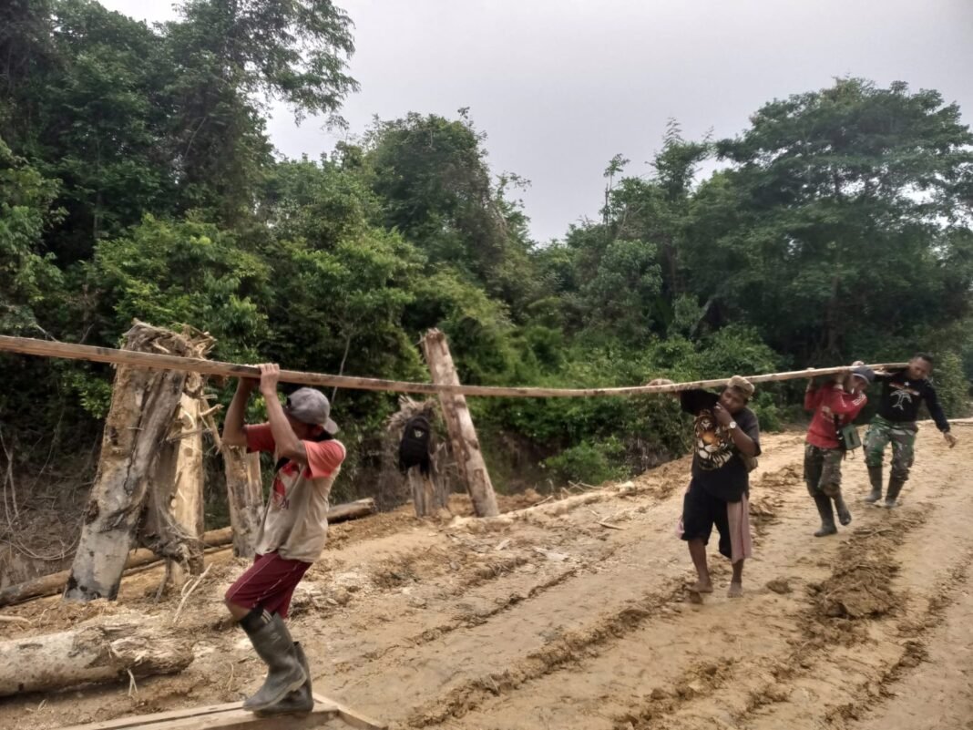 TNI Bersama Masyarakat Wujudkan Pembangunan Jembatan di Kapuas Hulu