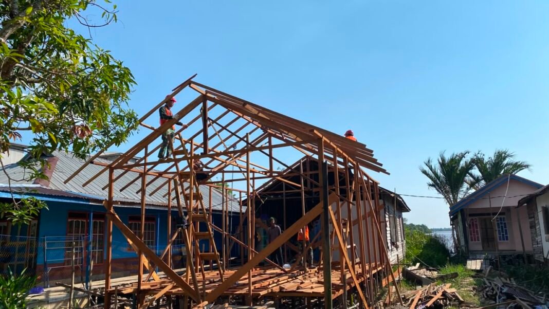 Kasau RTLH Ibu Rini Mulai Terpasang, Satgas TMMD Ke-129 Percepat Penyelesaian Rumah Layak Huni
