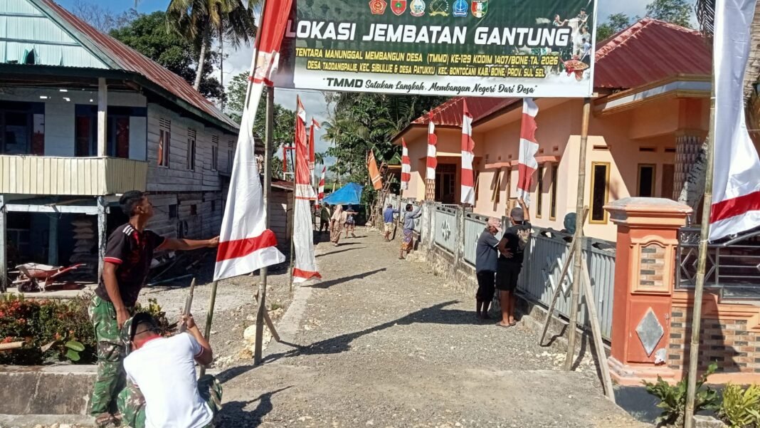 Kibarkan Bendera Merah Putih, Satgas TMMD dan Warga Rayakan HUT ke-81 RI