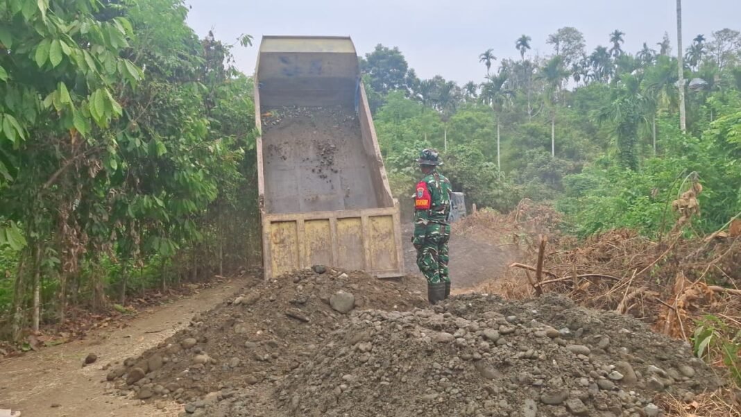 Pembangunan Jalan Desa Dipacu, Satgas TMMD Ke-129 Kodim 0102/Pidie Bergerak Cepat Kirim Material
