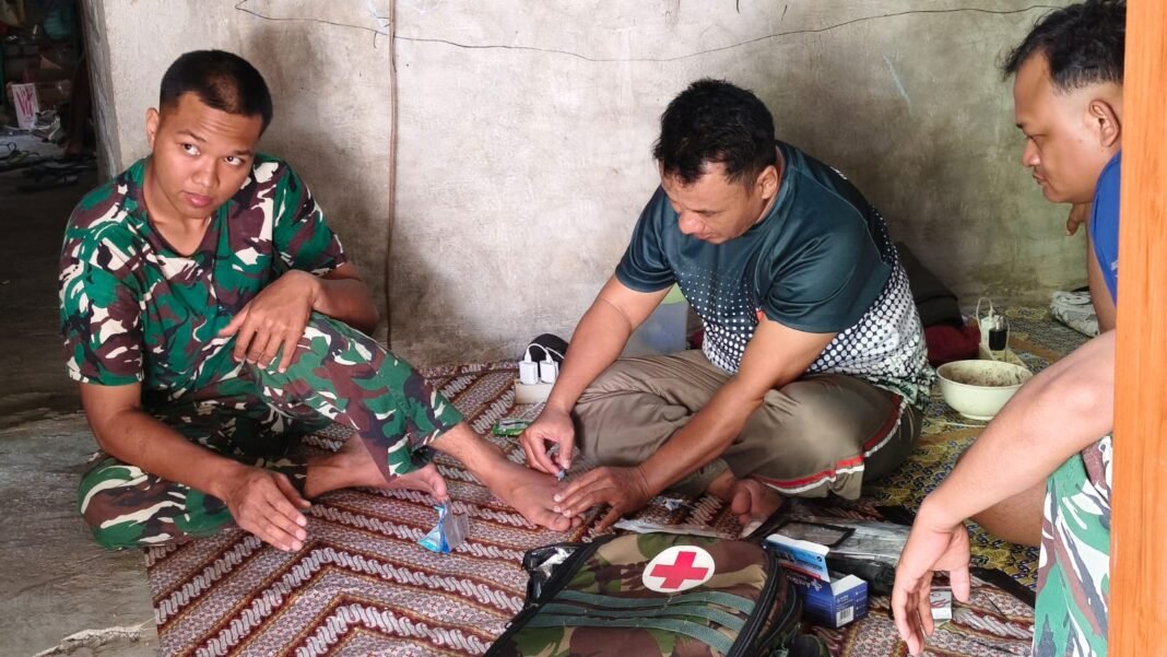 Penanganan Prajurit Cedera dalam TMMD 129 oleh Tim Kesehatan Kodim Lamongan