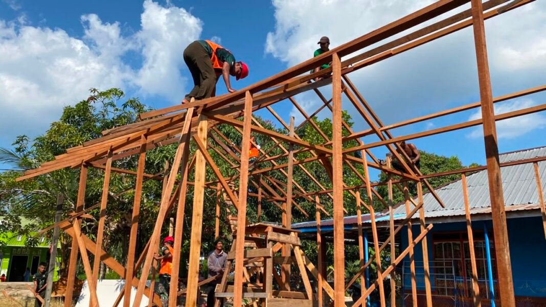 Progres RTLH Ibu Rini Tercermin Dalam Pemasangan Kasau