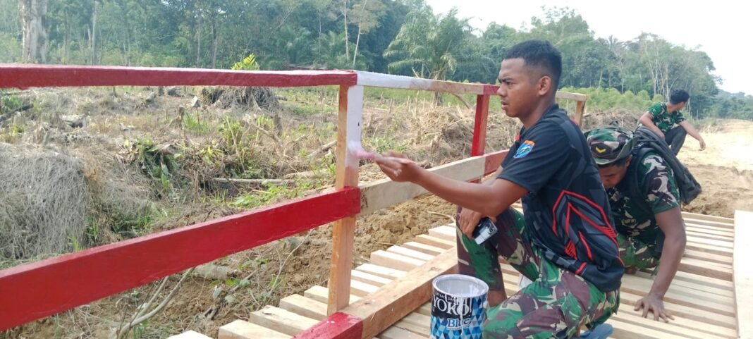 Pagar Jembatan TMMD Dicat untuk Memastikan Keawetan dan Keindahan