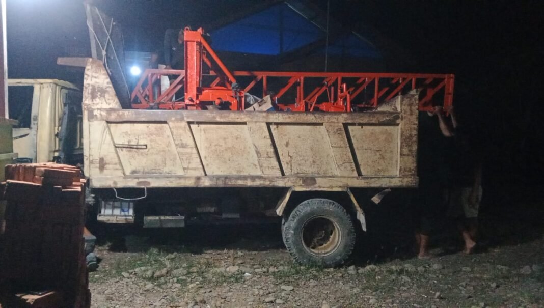 Kerja Keras Satgas TMMD Malam Hari, Bersama Warga Siapkan Pengeboran Sumur di Lhok Panah