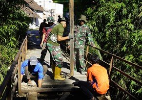 Konstruksi Jembatan Baru: Kerja Bersama Satgas TMMD dan Warga Lokal