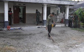 Menjaga Kebersihan di Pagi Hari: TNI TMMD 129 Bojonegoro Pembawa Teladan