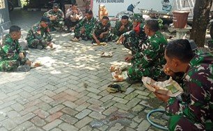 TNI Manunggal Membangun Desa: Momen Kebersamaan Saat Makan di Lapangan