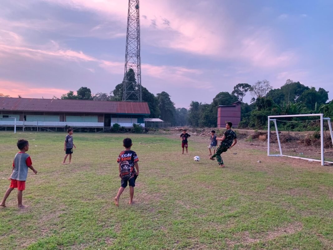 Interaksi Melalui Sepak Bola: Satgas TMMD 129 di Desa Belatung