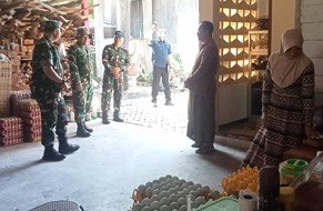 Dari Balik Kunjungan: Dansatgas TMMD Bojonegoro dan UMKM Telur Asin