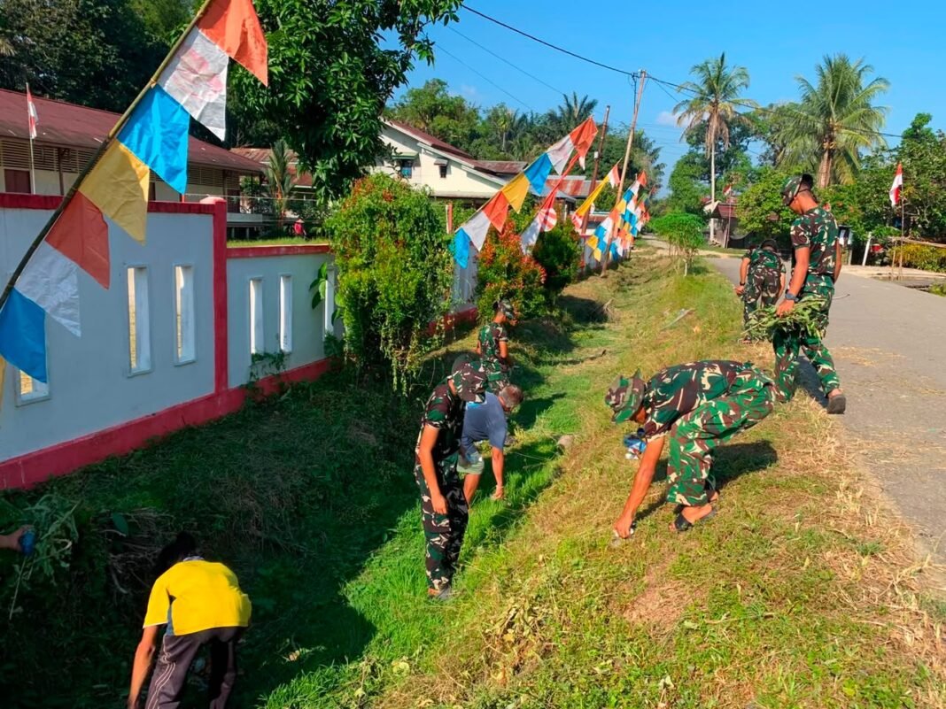 Kerja Sama TNI dan Warga Dalam Menjaga Kebersihan Desa