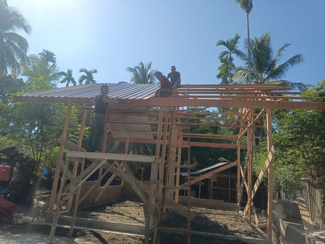 Muhammad Amin Makin Dekat pada Rumah Impian, Satgas TMMD Ke-129 Kodim 0102/Pidie Laksanakan Pemasangan Atap