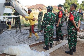 Mendorong Semangat Prajurit: Dansatgas TMMD 129 Tinjau Pembangunan Jalan Cor