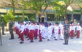 Satgas TMMD 129 Kembangkan Karakter Siswa Melalui Latihan PBB