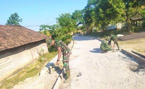 Kolaborasi TNI dan Masyarakat Percepat Pembangunan Jalan di Bojonegoro