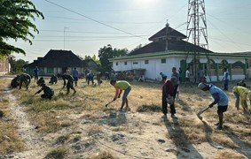 Partisipasi Aktif Satgas TMMD 129 Bojonegoro: Menjadikan Masjid Dusun Krebet Bersih dan Rapi